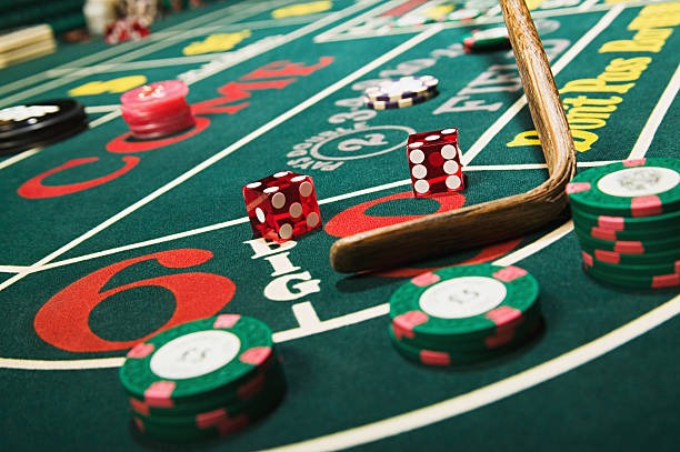Jurassic Kingdom slot interface showing five reels with dinosaur and fossil symbols